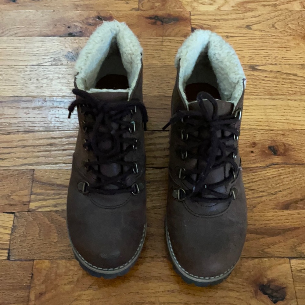 Brown Sherpa lined ankle snow/cold weather lace-up boots